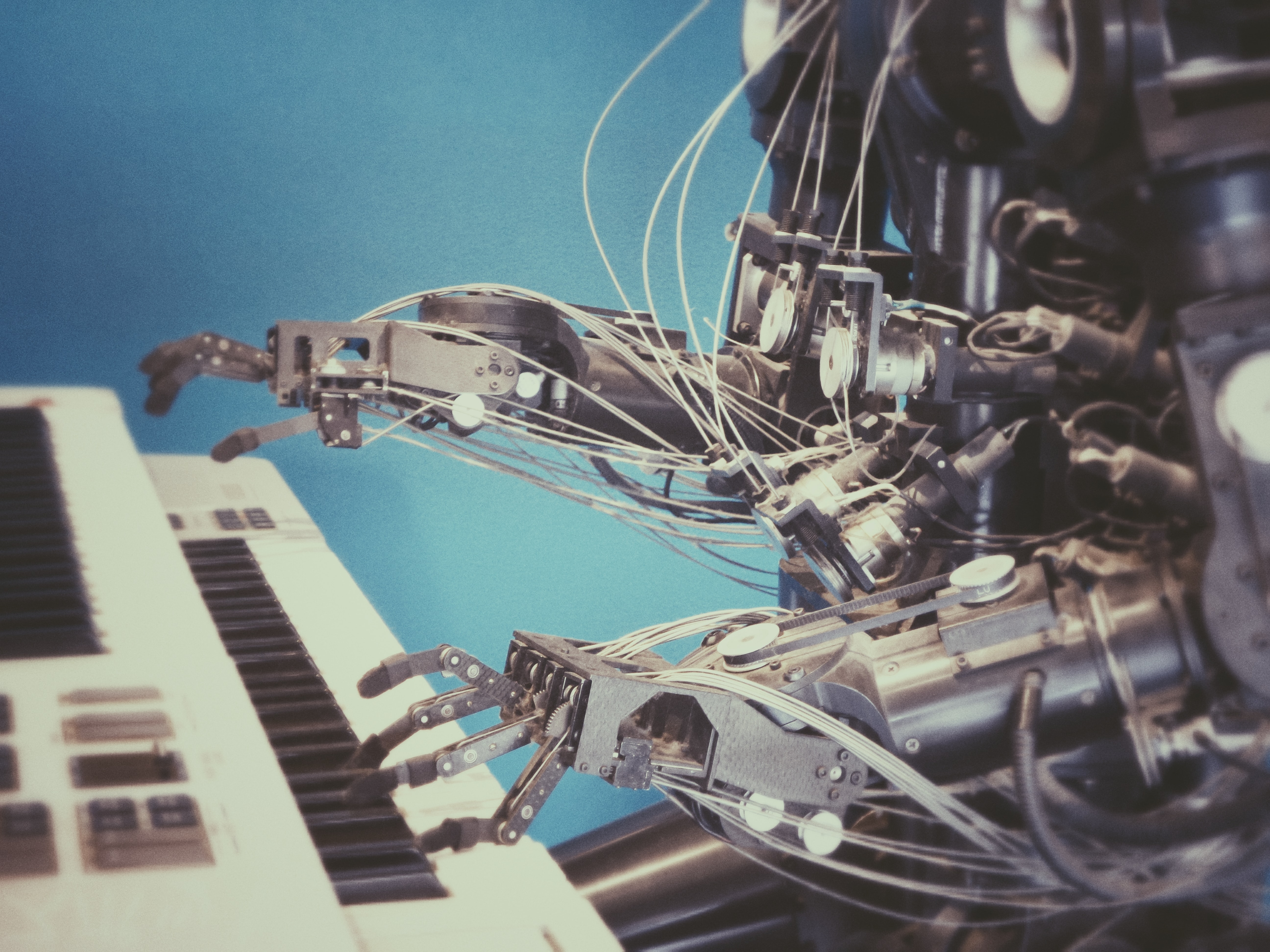 Robot aan piano