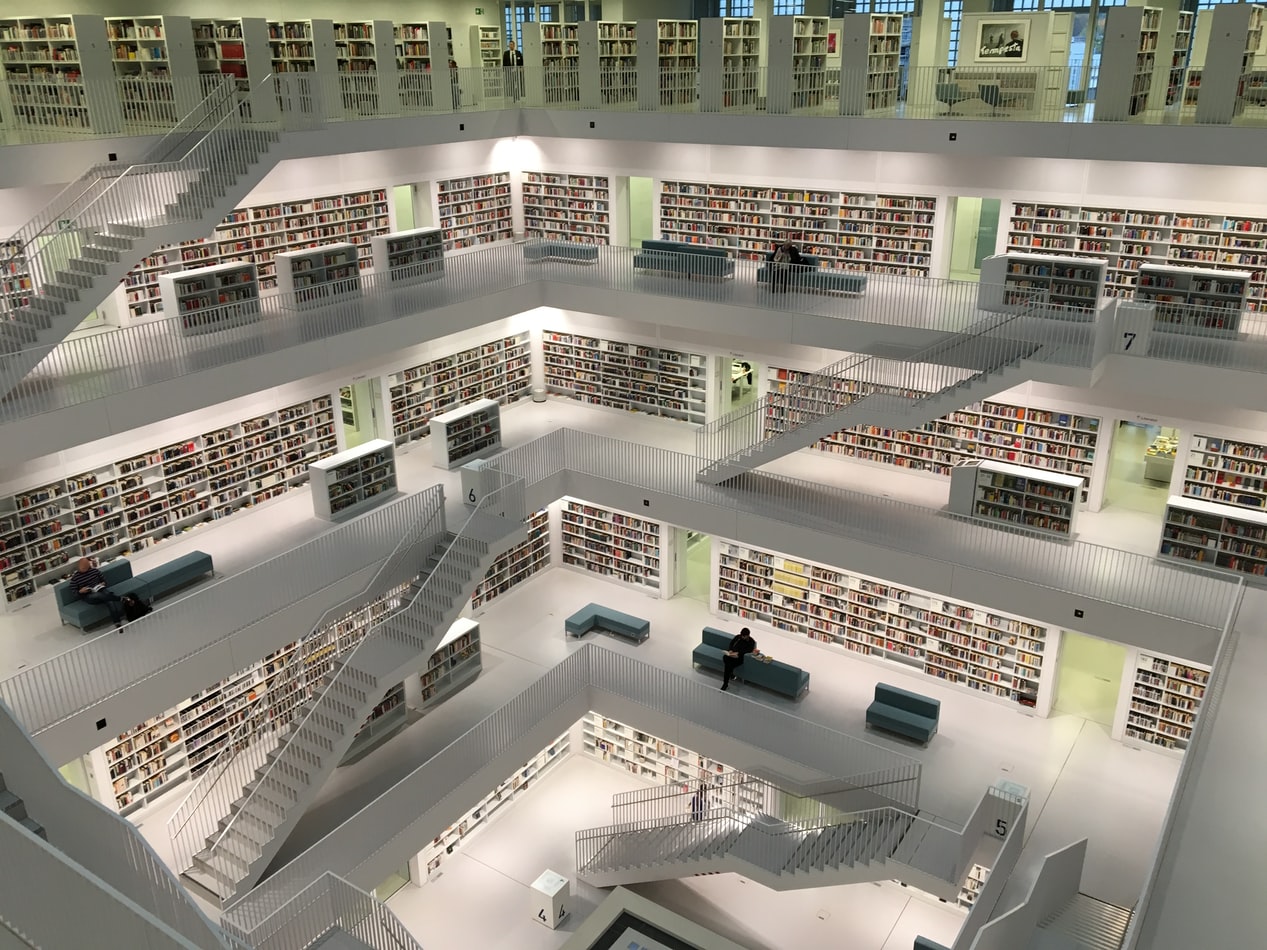 bibliotheek met verschillende verdiepen en boeken